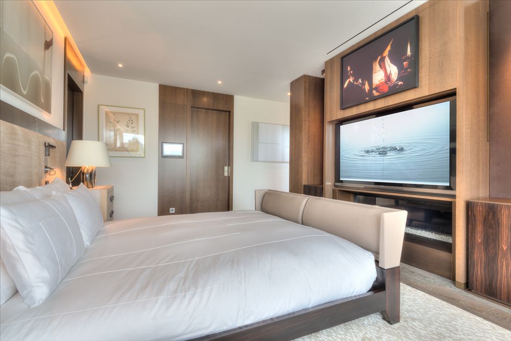 Sovrum med integrerad TV och belysning styrd av Crestron