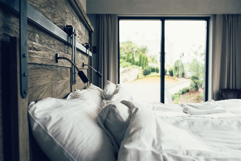 Hotellrum med Crestron-styrd belysning